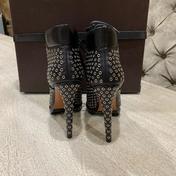 Alaia eyelets details booties - Picture 11 of 15